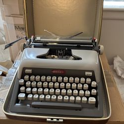 RARE Royal 1950 Typewriter In Original Leather Case 