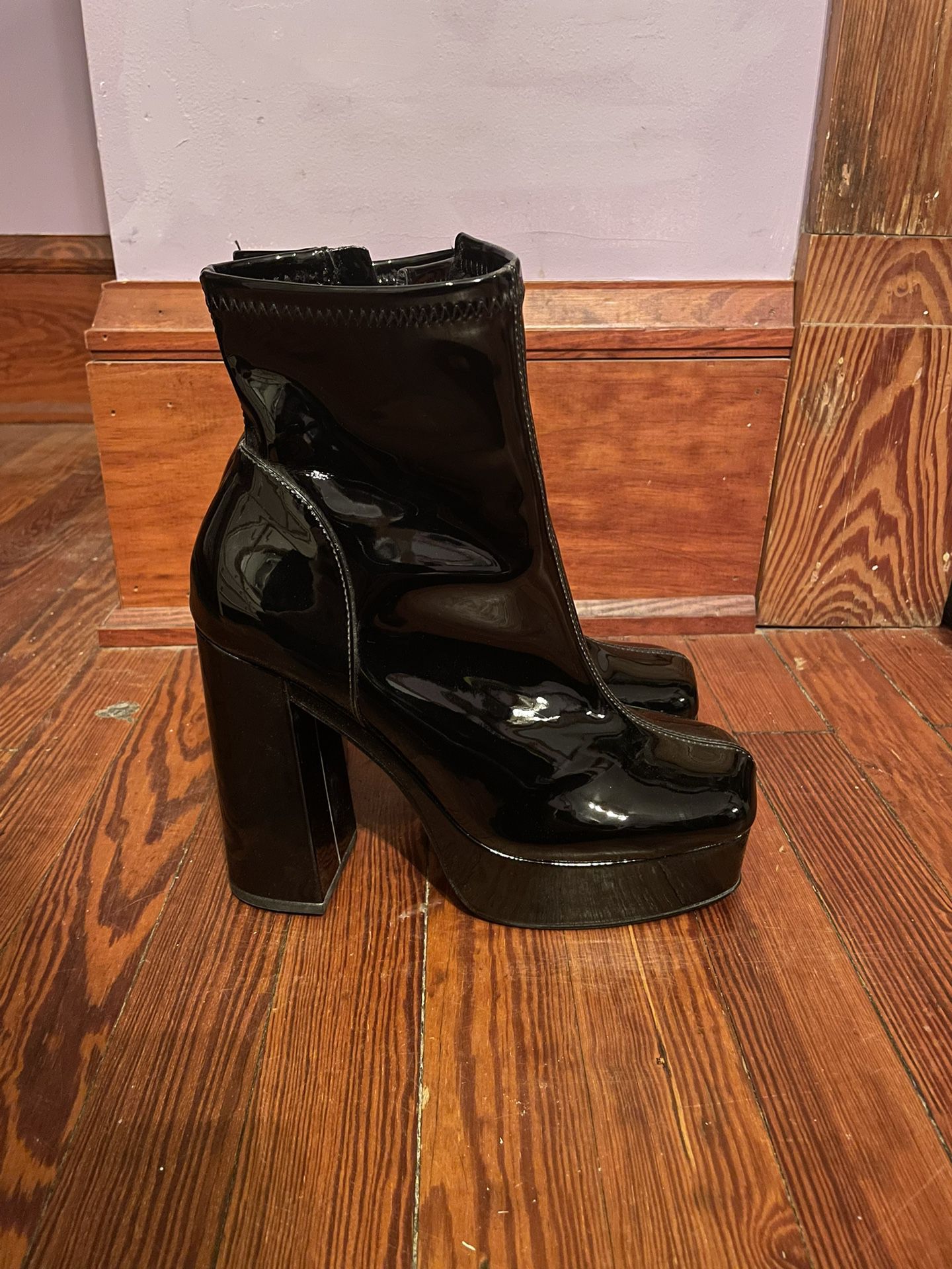 Very New Steve Madden Black Chunky Patent Leather Heel Size 8.5