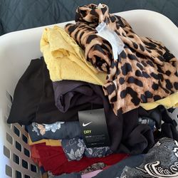 Bin of women’s clothes 2xl & 3xl
