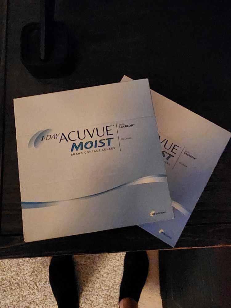 Acuvue Moist Daily Contact Lenses