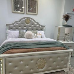Modern Upholstered Bedroom Set Furniture With LED Lights King Queen Bed Dresser Mirror Nightstand