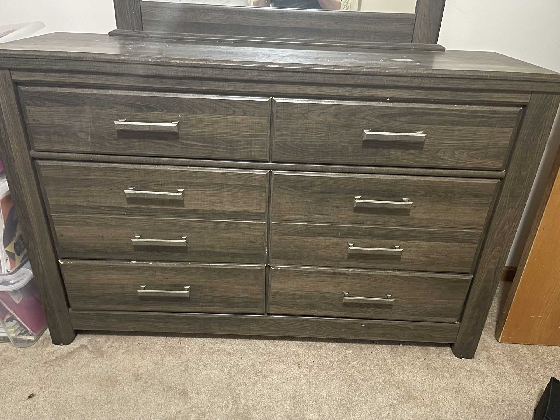 Dresser & Mirtor