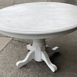 De-cluttering: FURNITURE MUST GO!!