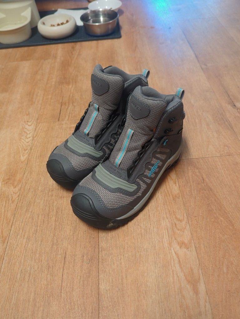 New Keen Utility Boots, Grey. Women's 6.5