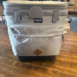 Igloo Maxcold Evergreen Rolling Cooler
