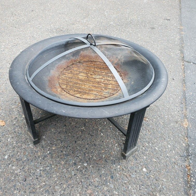 Furepit. Very Good Condition.  With Lid Only $29. Price To Sell Fast Firepit 
