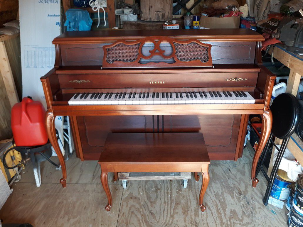 Yamaha console piano model 405