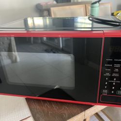Mainstays 0.7 Cu ft Countertop Microwave Oven, 700 Watts, Red/Black
