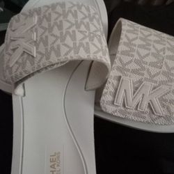 Michael Kors Women’s Slides Slippers White/tan Brand New With Tags Retails For $100+ 
