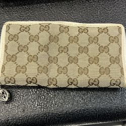 Authentic Gucci Zip Around Signature GG Wallet 