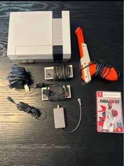 Nintendo NES console bundle with 2 controllers Zapper