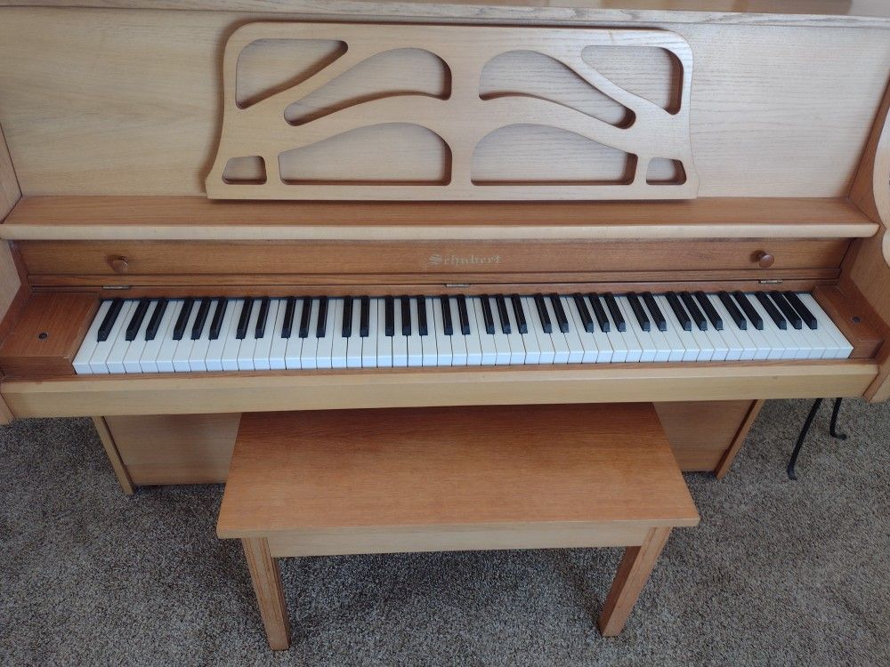 Piano - Schubert Upright 