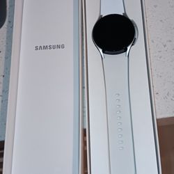 Brand New in the box SAMSUNG GALAXY 4 with charger and box