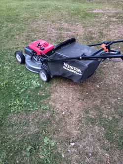 Honda self-propelled commercial lawn mower has blade stop runs great