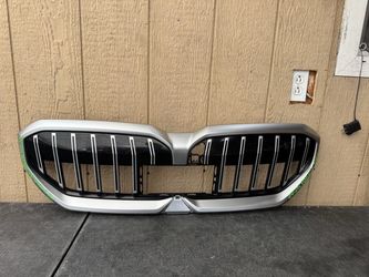 2025 2026 BMW i5 540i G60 FRONT GRILLE OEM USED