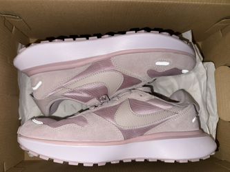 Nike Women’s Sneakers Size 7.5 Plum Chalk casual Comfortable Gym Running Shoes