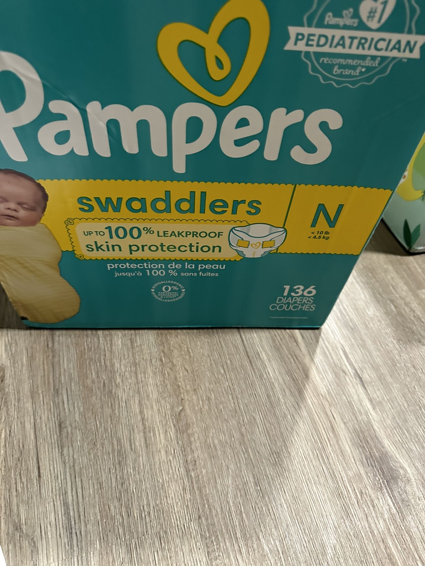 Newborn Diapers Pampers + Wipes 900