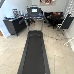 True Performance 800 Treadmill Priced To Move