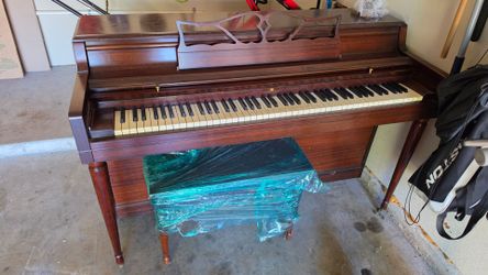🎹 Vintage Wurlitzer Upright Piano w/ Bench – Tuned & Ready!