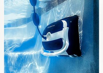 Dolphin Explorer E25 Pool Vacuum  NEW!