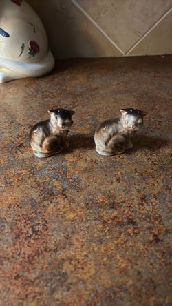 Vintage cat salt and pepper shakers