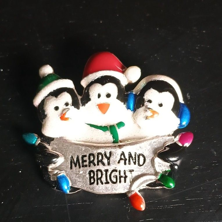 Vtg Christmas Penguins Brooch Pin Snowy Merry And Bright String of Lights