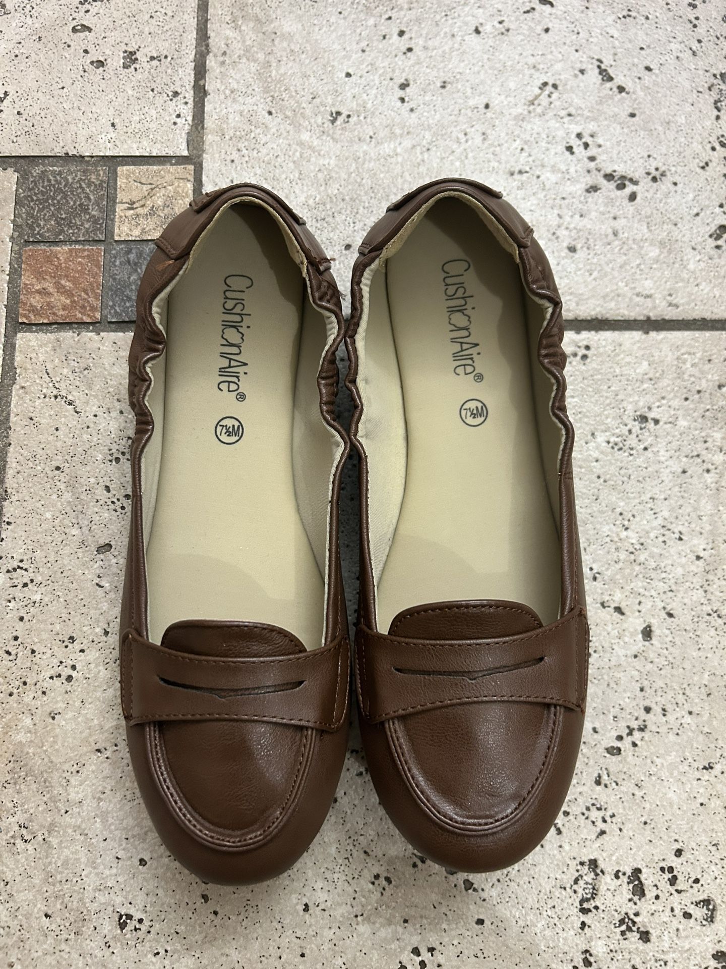 NEW Cushionaire woman leather flats shoes size 7.5