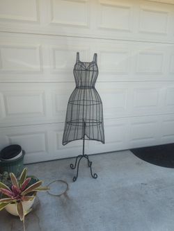 WIRE MANNEQUIN FORM BLACK  ABOUT 4.5 FT TALL IN GREAT CONDITION 