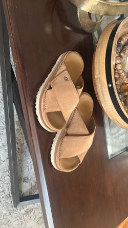 Uggs slippers size 6