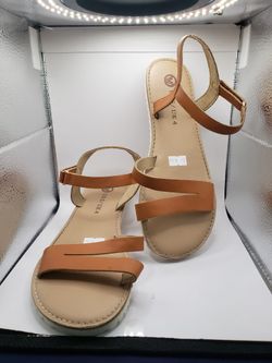 Size 5, tan flat sandal