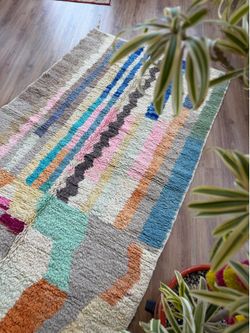 Beautiful Handmade Moroccan Berber wool rug 5x9ft