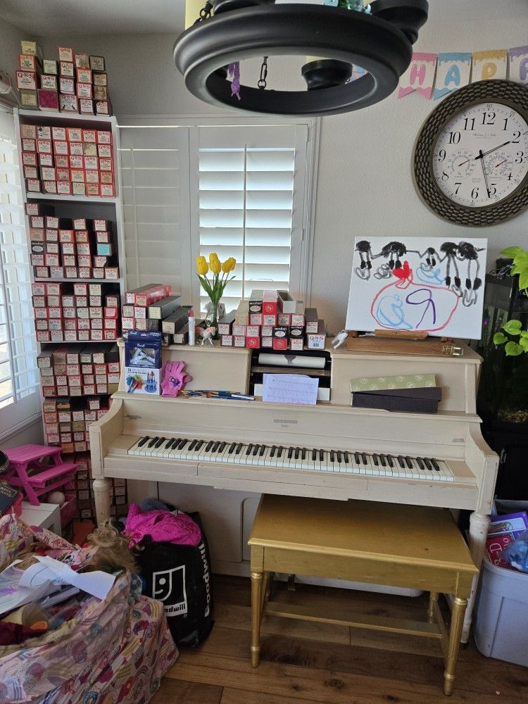 Self-playing piano with a whole lot of rolls.