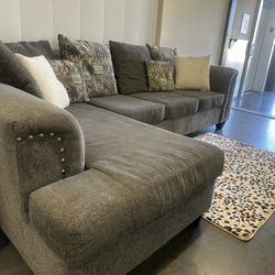 GRAY SECTIONAL COUCH W/ FREE DELIVERY 