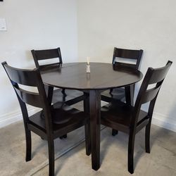 Round Table+ 4 Chairs - Good Condition