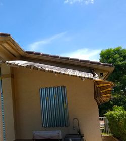 Motorized awning with remote control