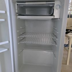 Kenmore Mini Fridge (Model 93382)