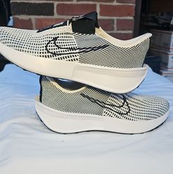 Nike Interact Run EasyOn road running shoe White/Black US 11.5 FV5590-002