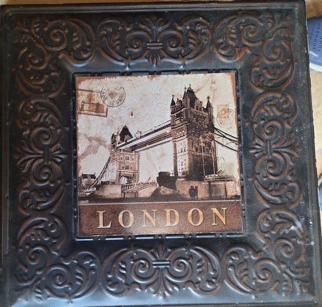 Home Decor London & Rome Metal Wall Plaques