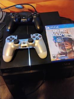 PlayStation 4 w 2 controllers