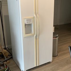 GE Side By Side 22 Cubic Foot Refrigerator 