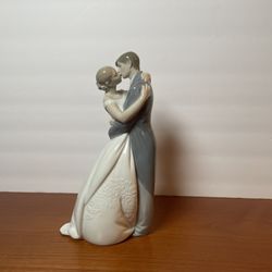  NAO By LLADRO #1613 A Kiss Forever Love Porcelain Figure Bride & Groom Cake Topper 9 in. 