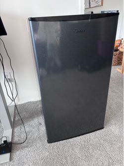 Mini fridge (Midea)