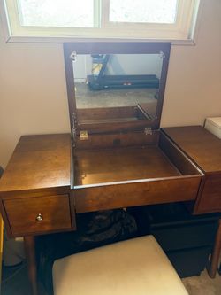Beautiful Wood Vanity w/ Mirror & Stool – Like New