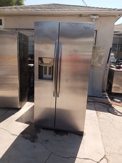 Whirlpool Refrigerator And Freezer Ice Maker Work Good Nothing Wrong Delivery And Warranty Included.... $450
