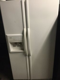 Kenmore side by side refrigerator/ ice and water dispenser/ 90 day warranty