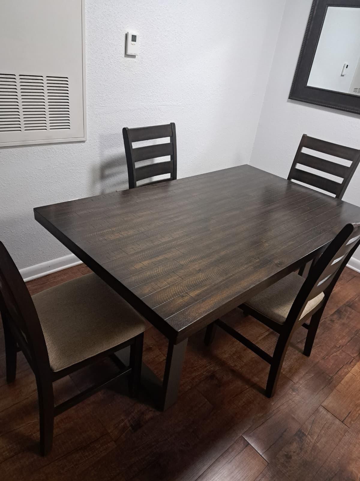 Excellent Like New Dining Table With Chairs