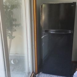 Haier

9.8 cu. ft. Top Freezer Refrigerator in Black