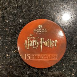 Rare WARNER BROS. STUDIO TOUR LONDON The Making of Harry Potter PIN-BACK BUTTON