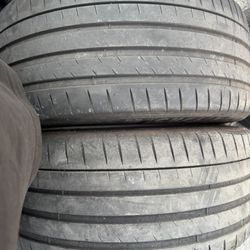 (2) 285/40ZR22 PAIR OF USED TIRES MICHELIN 65% LIFE !!