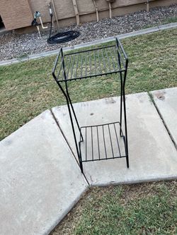 2-tier black metal plant stand.